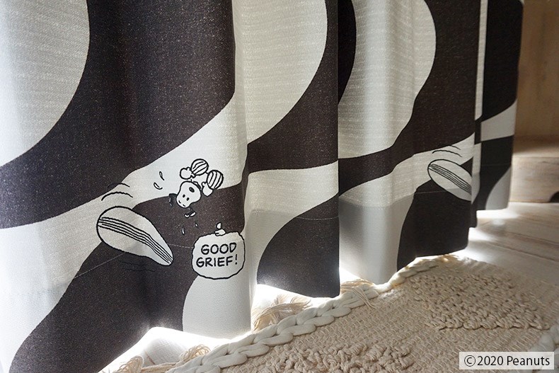 50 Off Outlet スヌーピーのお話peanutsの世界がデザインされたカーテン サーフィング スヌーピー ブラック 横幅100 丈0 1枚入り No 26 びっくりカーテン通販 100サイズカーテンとインテリアの専門店