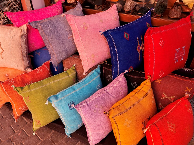 モロッコから世界で一つだけの手作りクッションカバーをご紹介 