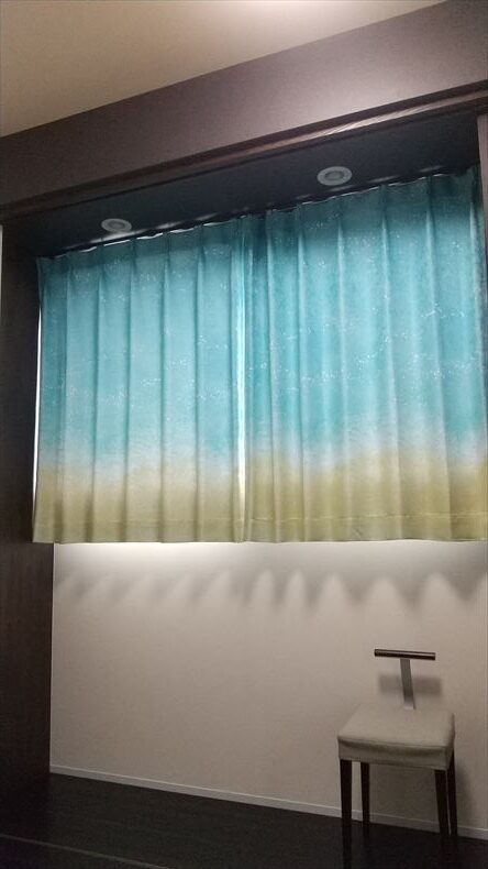 びっくりカーテン】ボタニカルデザインの遮光カーテン ＜レイン 